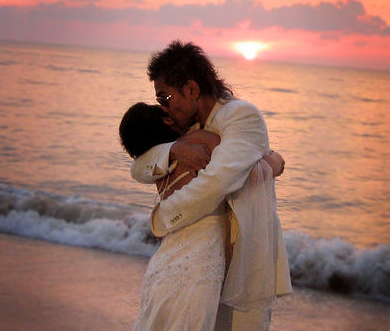 beachweddingkiss1.png