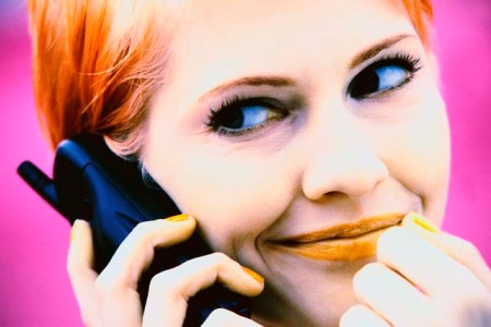 obesi-e-donne-con-le-unghie-lunghe-contro-liphone-foto