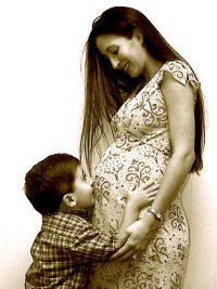 donna-incinta-con-figlio donna-incinta-con-figlio