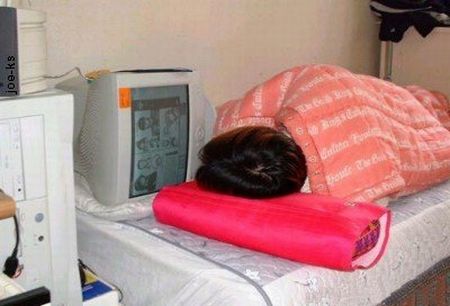 uomo-dorme-davanti-al-pc uomo-dorme-davanti-al-pc