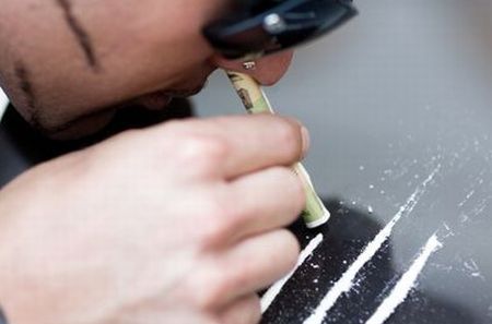 uomo sniffa cocaina uomo sniffa cocaina