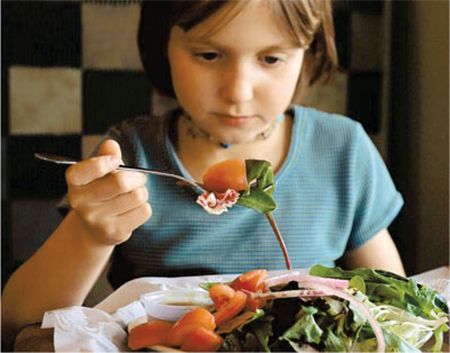 bimba che mangia verdura bimba che mangia verdura