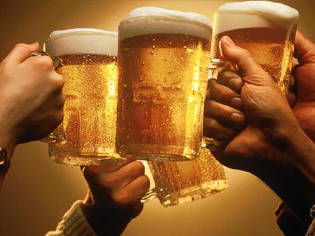 Amici alcolici, il consumo di cocktails è sempre più social